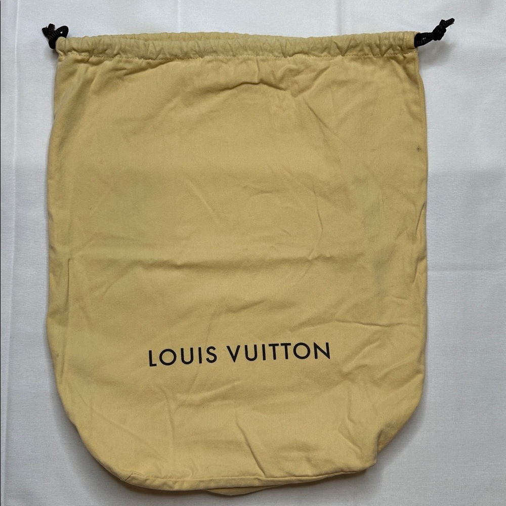 Louis Vuitton Drawstring Dust Bag
0328